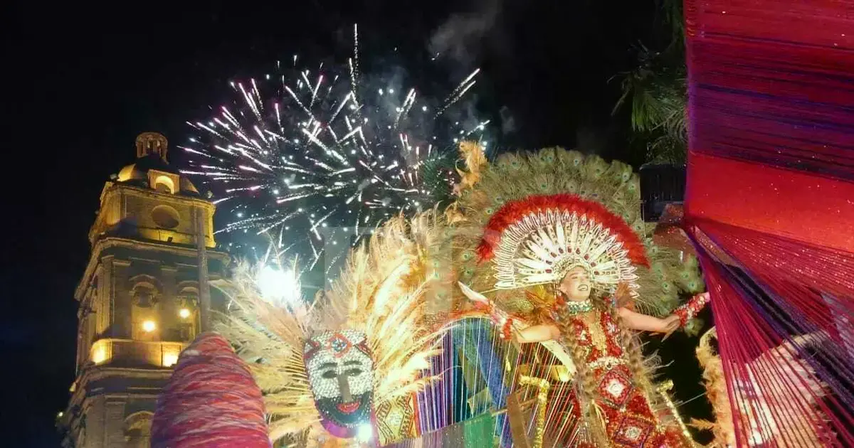 Camila I, reina del Carnaval Cruceño, en su recorrido por la plaza 24 de Septiembre.