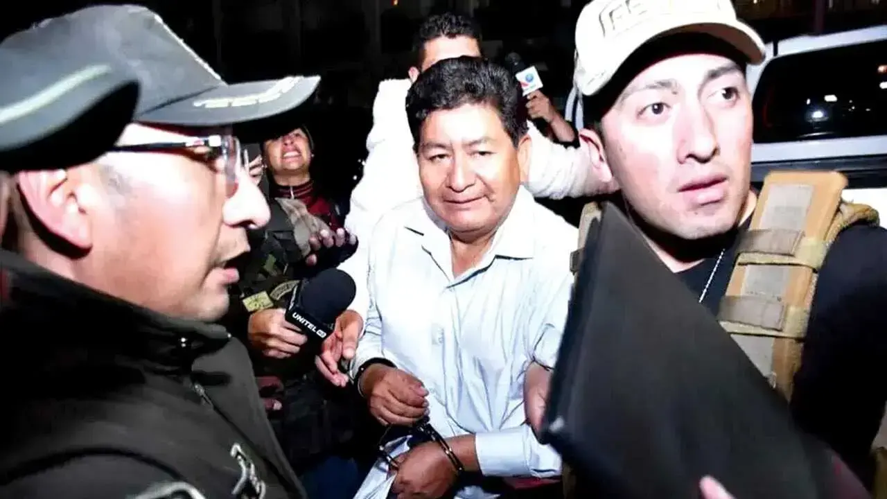 El exministro Édgar Montaño es conducido a instalaciones policiales.