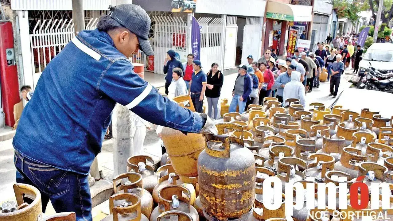 Personas hacen fila para adquirir una garrafa de gas en Cochabamba.