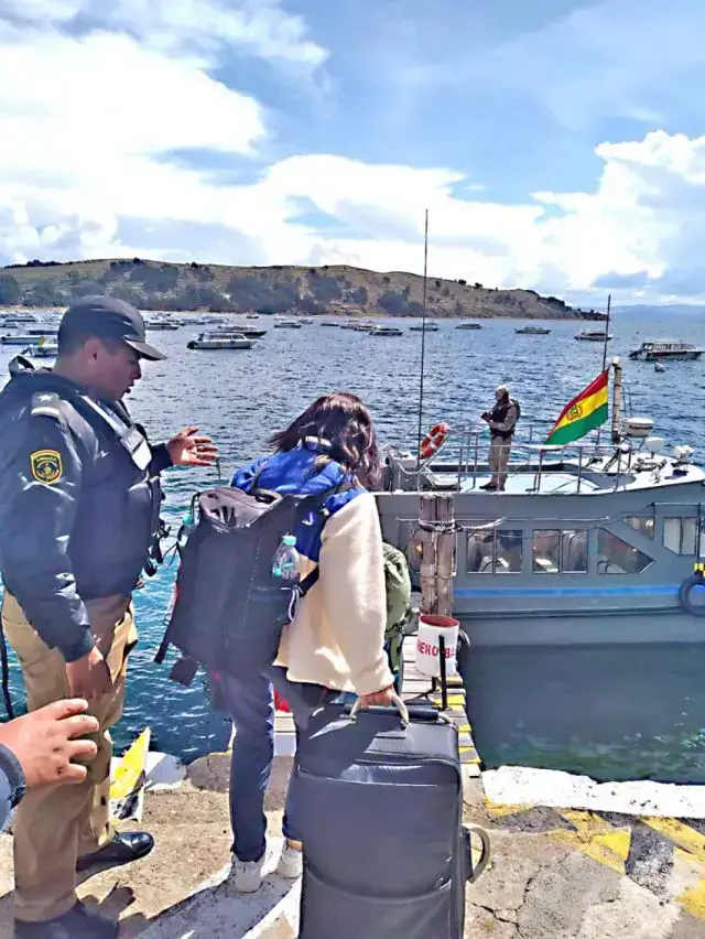 Efectivos de la Armada en un operativo de rescate de turistas en Copacabana.