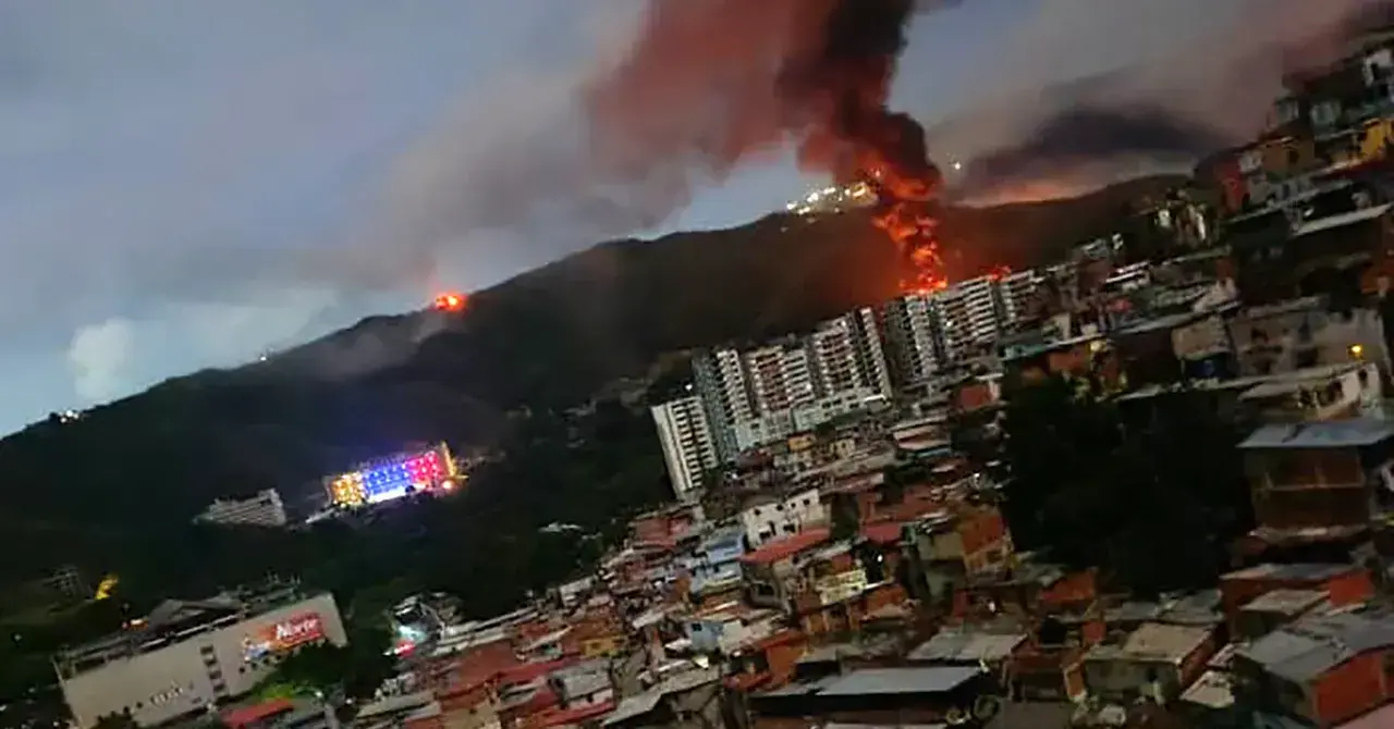 Un incendio se ve a lo lejos en Fort Tiuna, el mayor complejo militar de Venezuela, tras una serie de explosiones en Caracas
