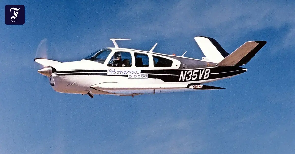 El avión monomotor Beechcraft Bonanza con su característico empenaje en V.