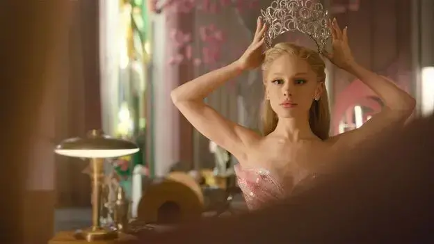 Ariana Grande como Glinda y Cynthia Erivo como Elphaba en "Wicked: For Good"