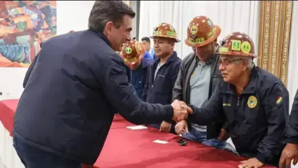 Presidente Paz con sector aurífero en una reunión en diciembre.
