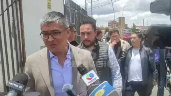 Los ministros de Estado llegan a la sede de los campesinos en El Alto.