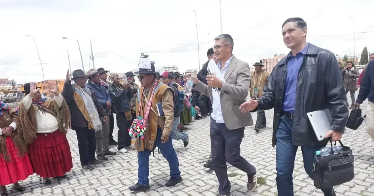 Ministros asisten al diálogo en El Alto.