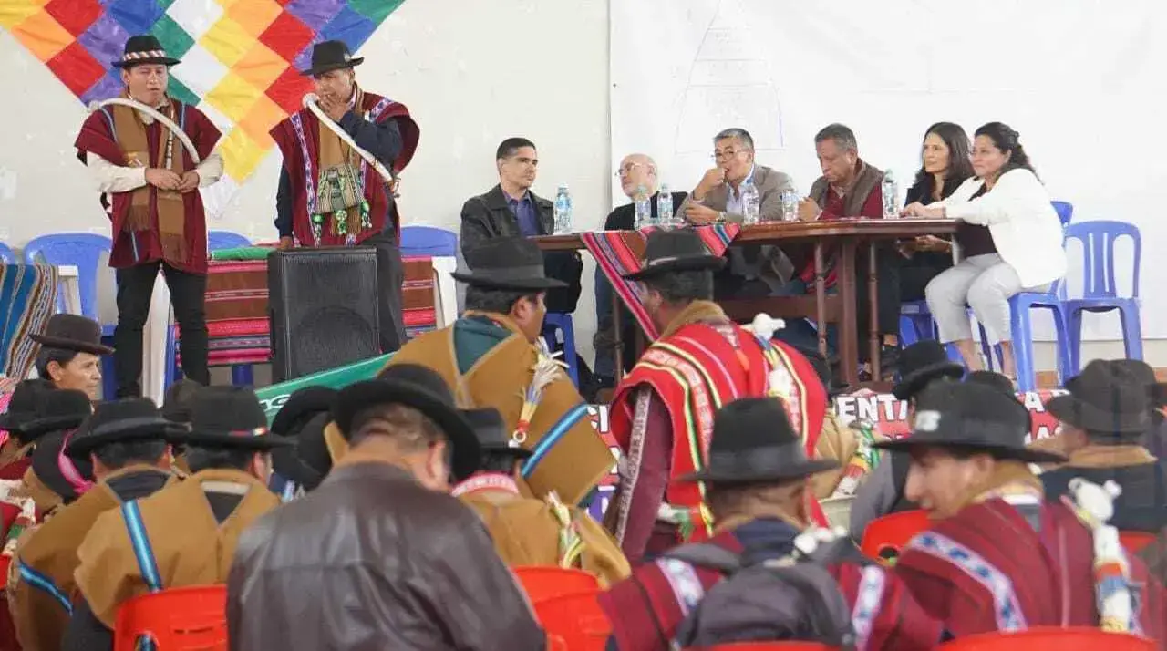 La reunión entre ministros y la COB en El Alto.