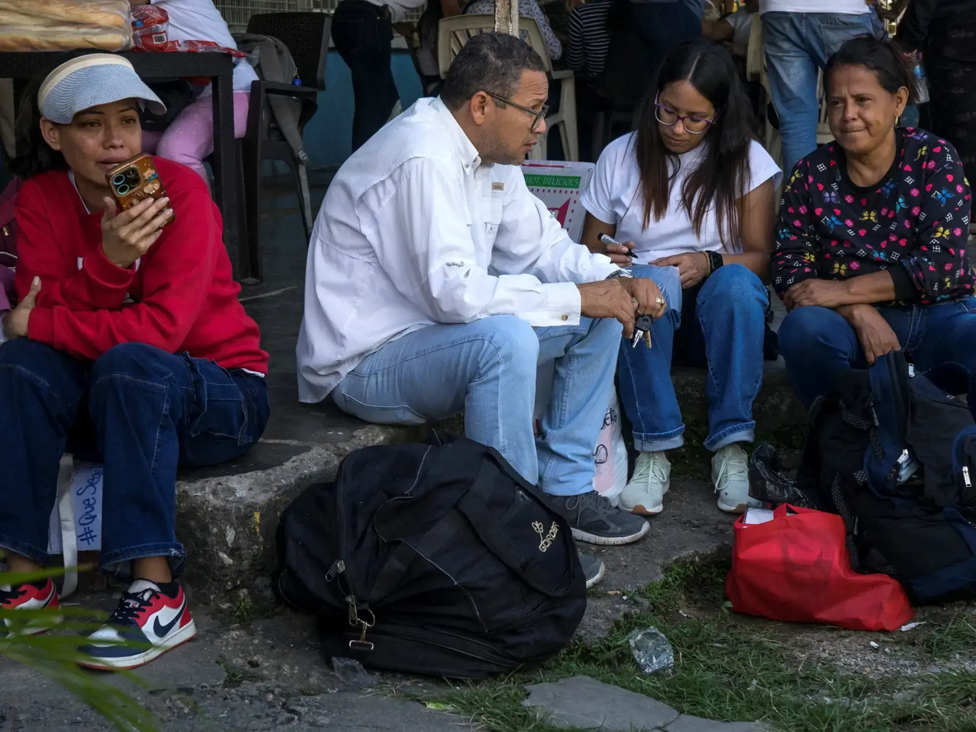 Vigilia de familiares de presos políticos frente al centro penitenciario Rodeo I en Venezuela.