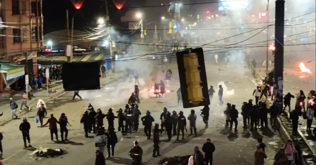 Policía logra dispersar a los manifestantes en El Alto.