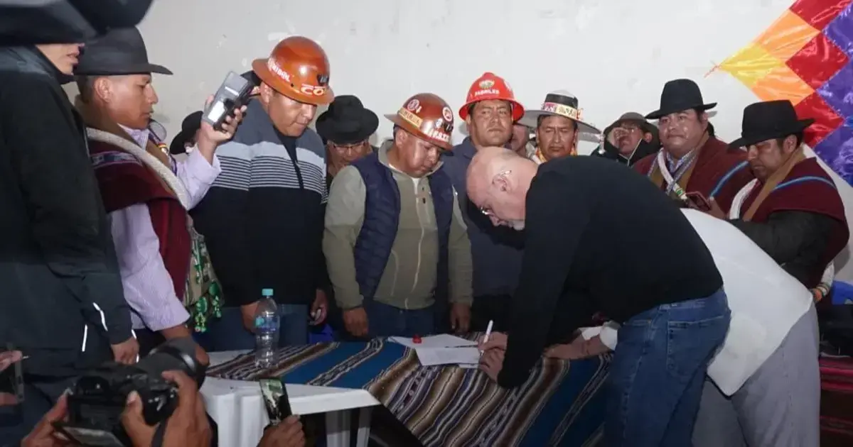 La reunión entre los ministros y la dirigencia de la COB se realizó en El Alto.