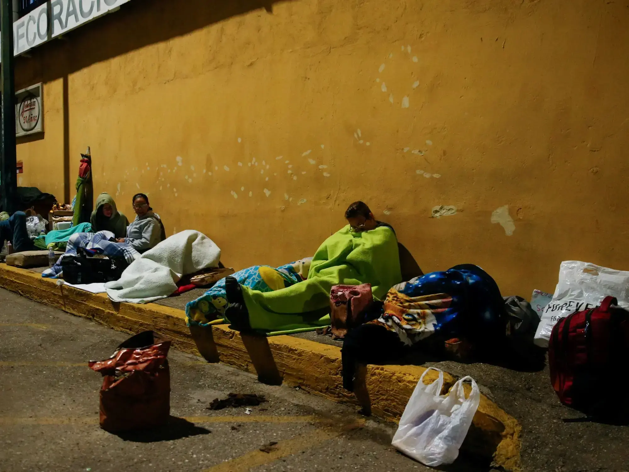 Familiares de presos políticos esperan noticias frente a un centro de detención en Caracas.