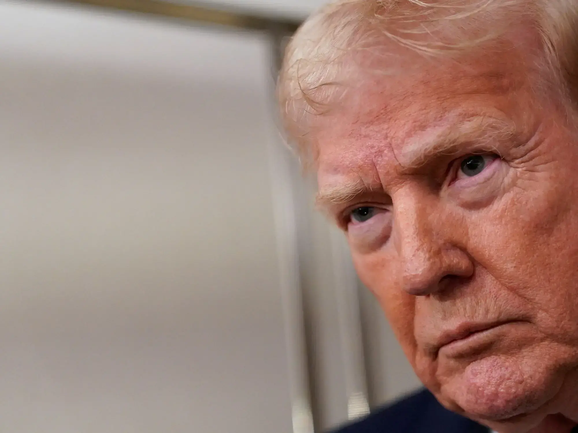 Donald Trump habla con periodistas.