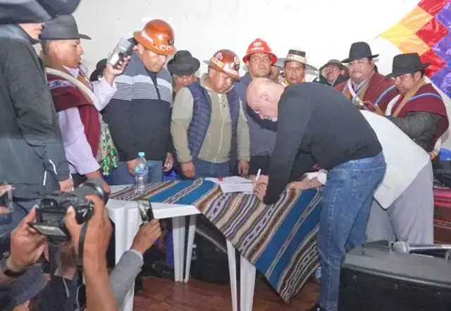 Autoridades de Gobierno y dirigentes de la COB firman el acuerdo que suspende el bloqueo de caminos.