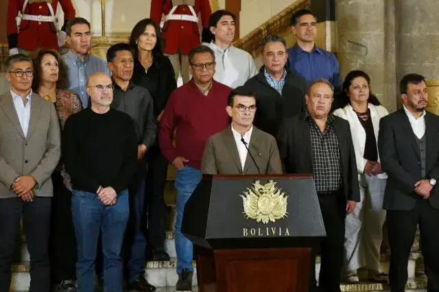 El presidente de Bolivia, Rodrigo Paz, junto a sus ministros.