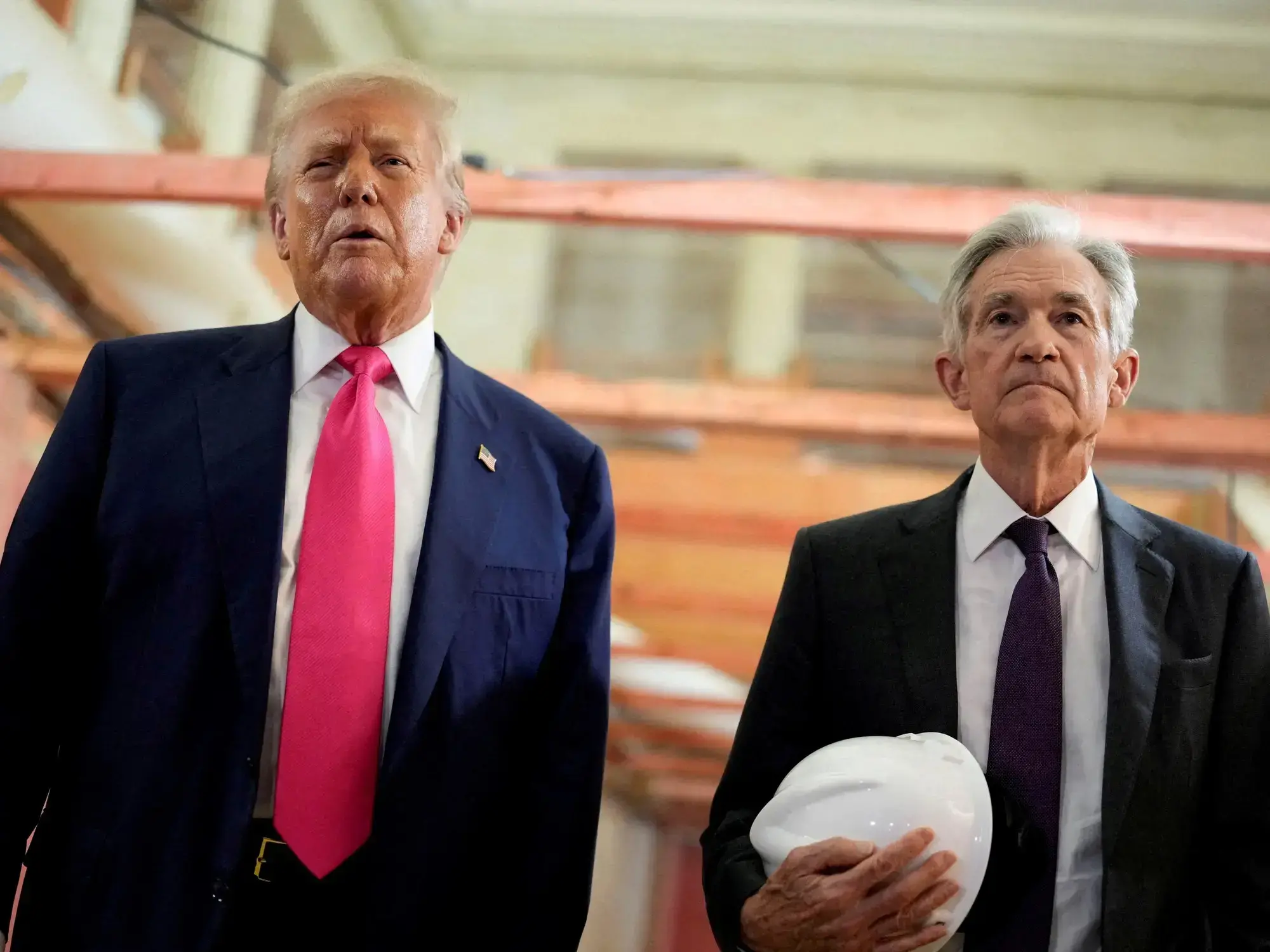 Donald Trump y Jerome Powell, enfrentados por las tasas de la Fed.