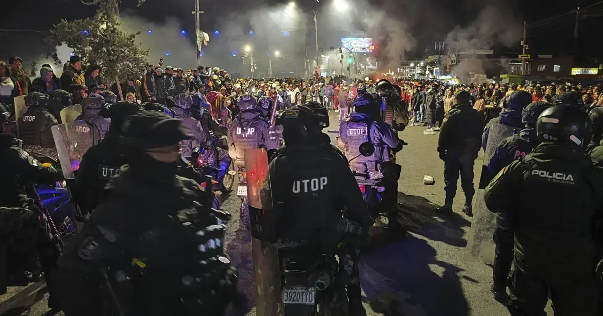 Pese al acuerdo, Ponchos Rojos protagonizaron hechos de vandalismo y violencia.