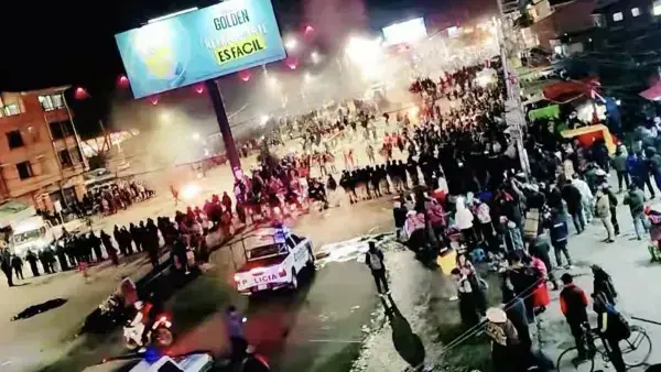 La policía gasificó a los manifestantes por los actos vandálicos que causaron.