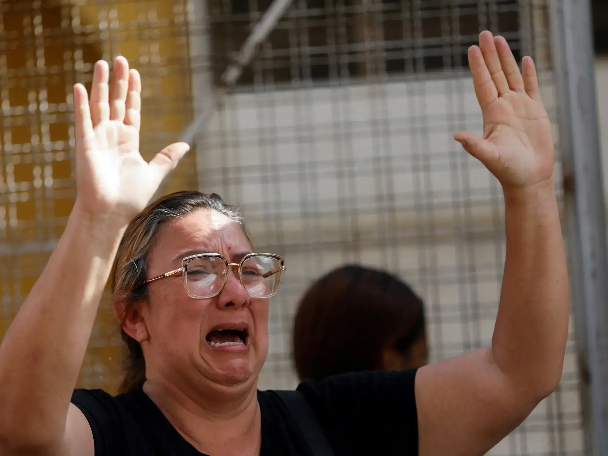 Una mujer llora por su hijo detenido, en Caracas.