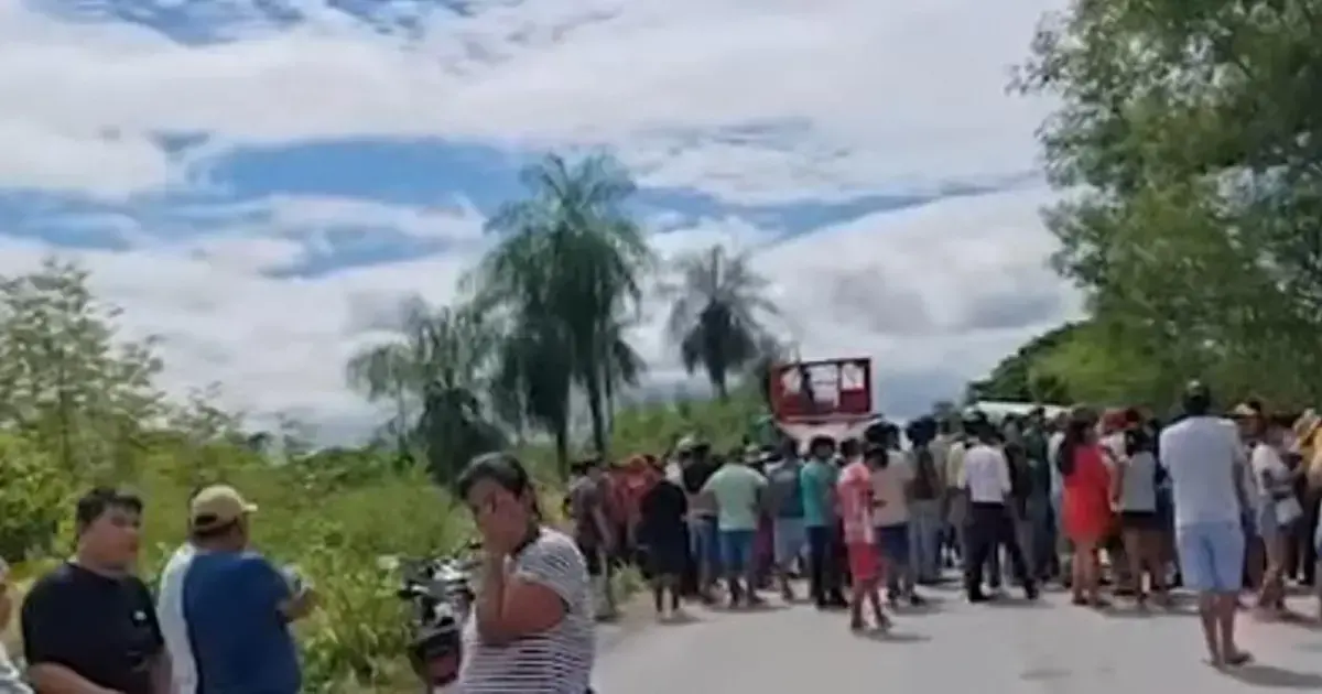 Un grupo de personas se acumuló en los alrededores en donde ocurrió el accidente.