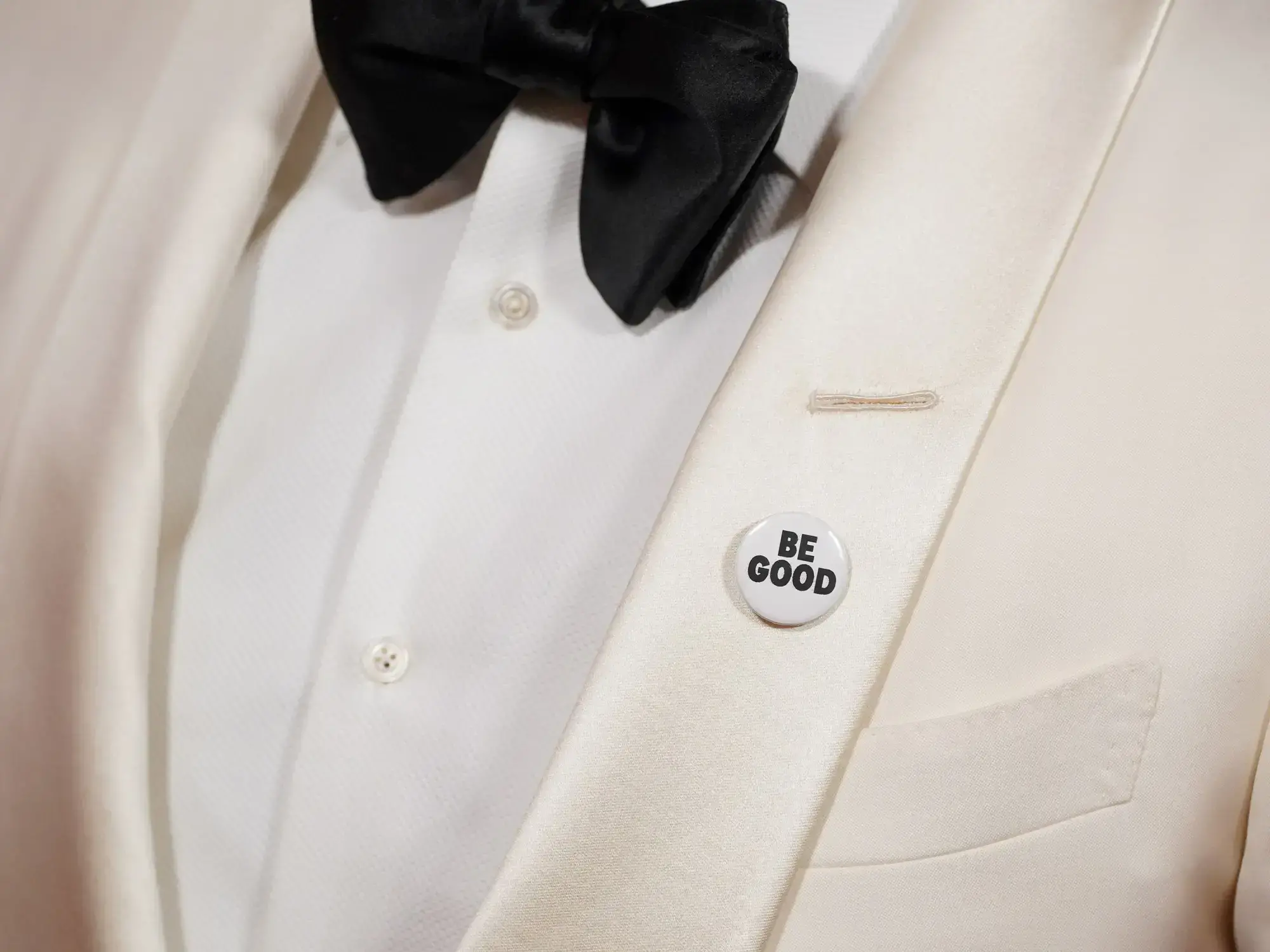 Mark Ruffalo lleva el pin 'Be Good' en la noche de los Globos de Oro.