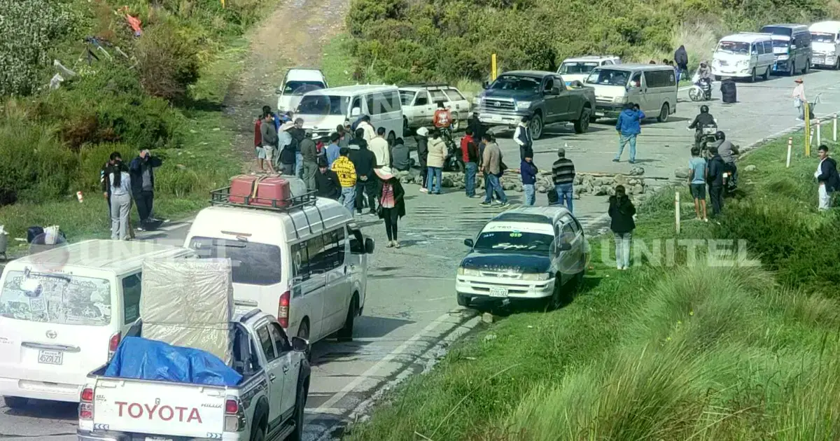 El bloqueo en el sector de Aguirre, en la vía Cochabamba - Santa Cruz.