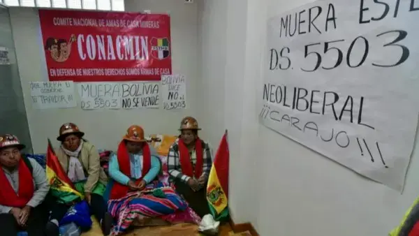 Piquete de huelga de hambre de las esposas de los mineros asalariados.