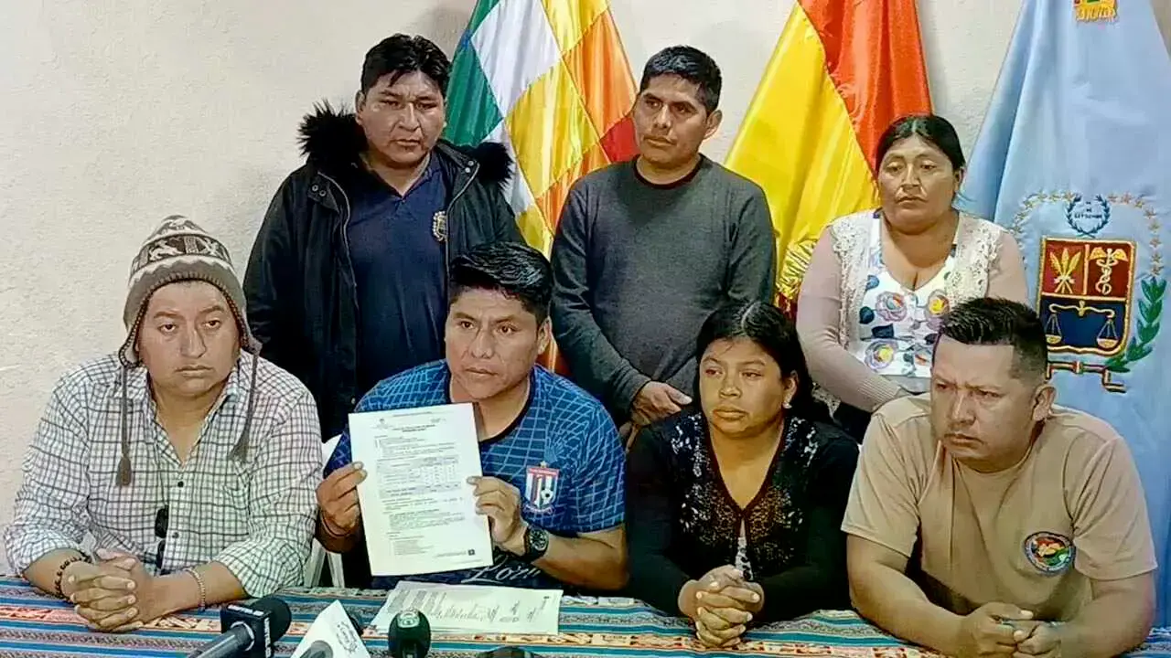 Dirigentes 'evistas' en conferencia de prensa.