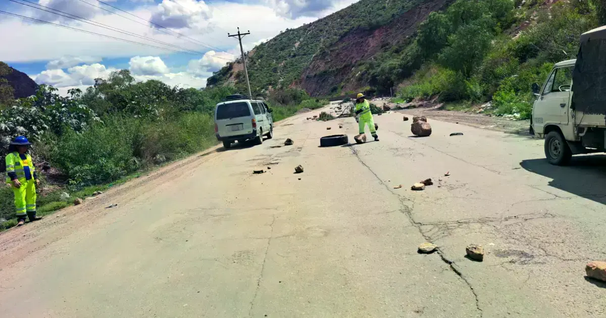 Personal de la ABC limpia la carretera a occidente desde Cochabamba que estaba llena de piedras.