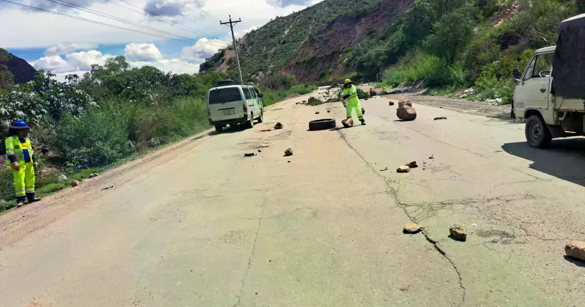 Personal de la ABC limpia la carretera a occidente desde Cochabamba que estaba llena de piedras.