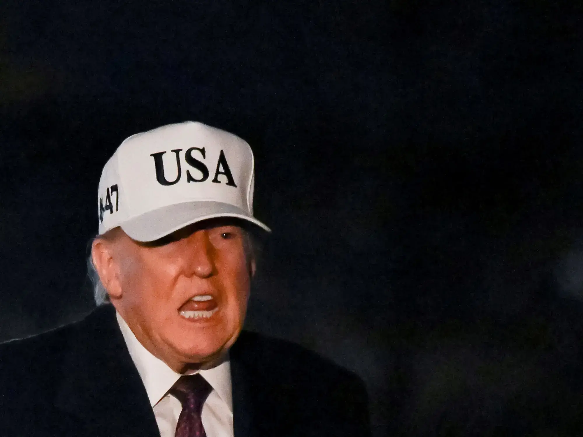Trump anuncia aranceles del 25% a países que hagan negocios con Irán.