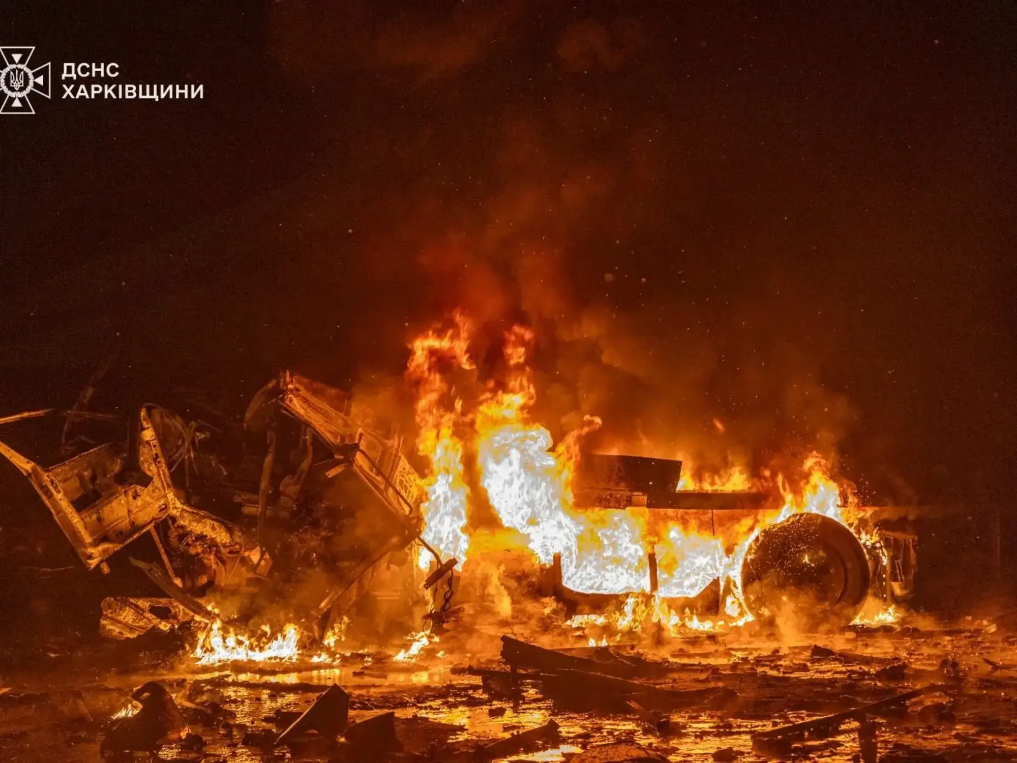 Bomberos trabajan en uno de los puntos afectados por el masivo ataque.