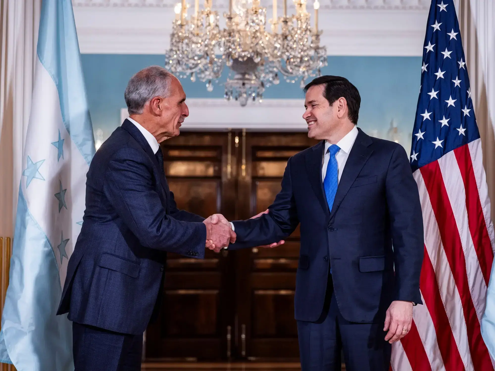 El secretario de Estado Marco Rubio saluda al presidente electo de Honduras, Nasry Asfura.