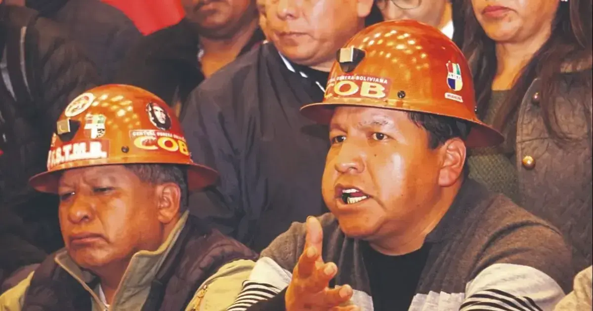 El dirigente de la Central Obrera Boliviana, Mario Argollo, en conferencia de prensa.