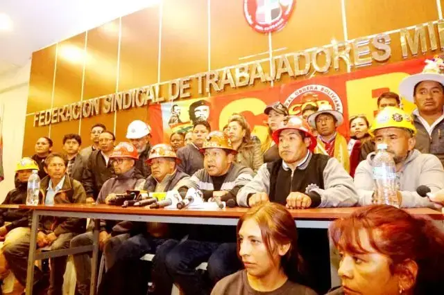 Dirigentes de la COB durante la declaración de estado de emergencia.