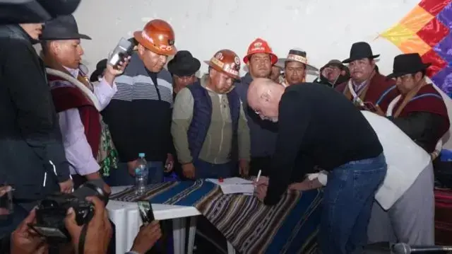 La firma del acta de acuerdo en El Alto.