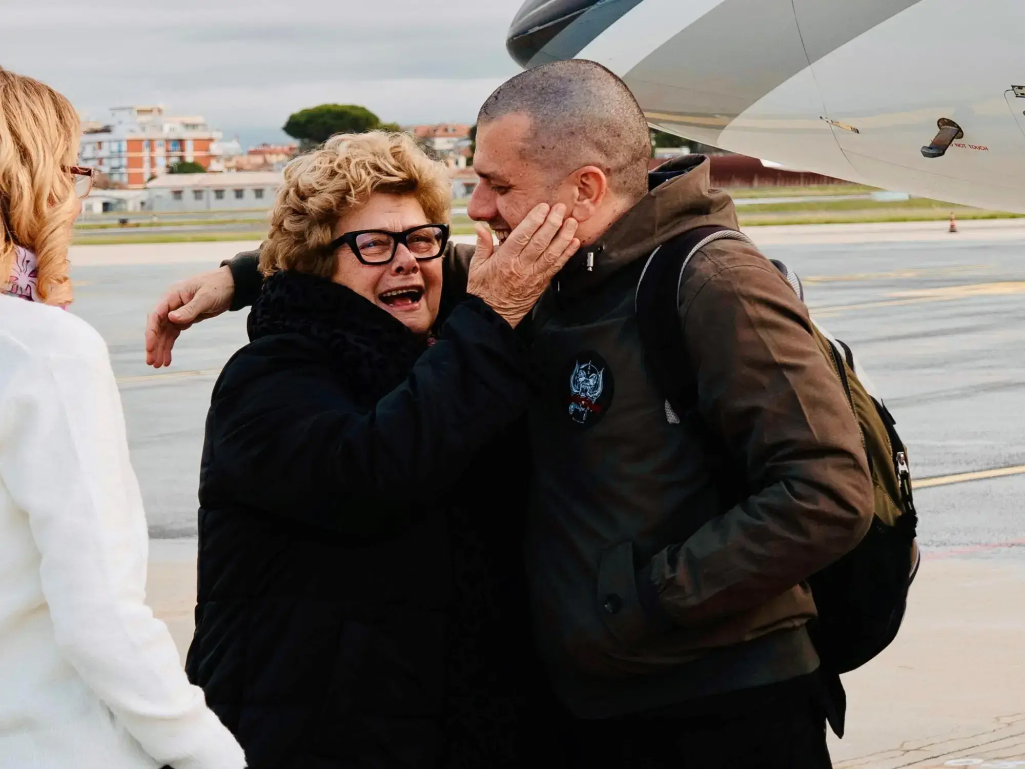 Alberto Trentini es recibido por su madre a su llegada al aeropuerto de Roma.