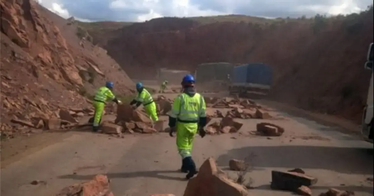 La Administradora de Carreteras realiza la limpieza de vías.