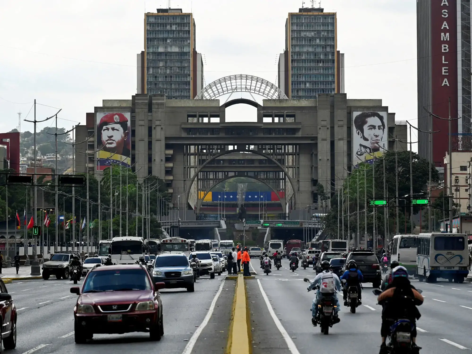 Una moto pasa frente a un mural de la bandera de Venezuela, este lunes en Caracas.