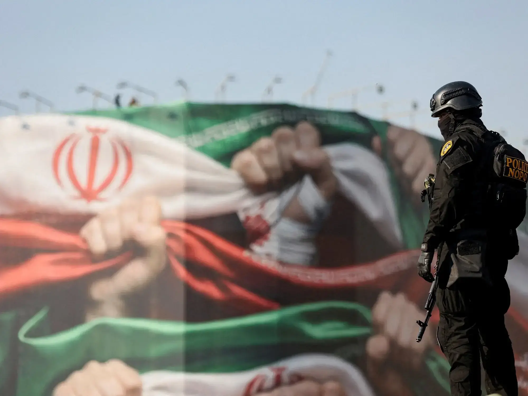 Un policía iraní durante una marcha a favor del régimen en Teherán.