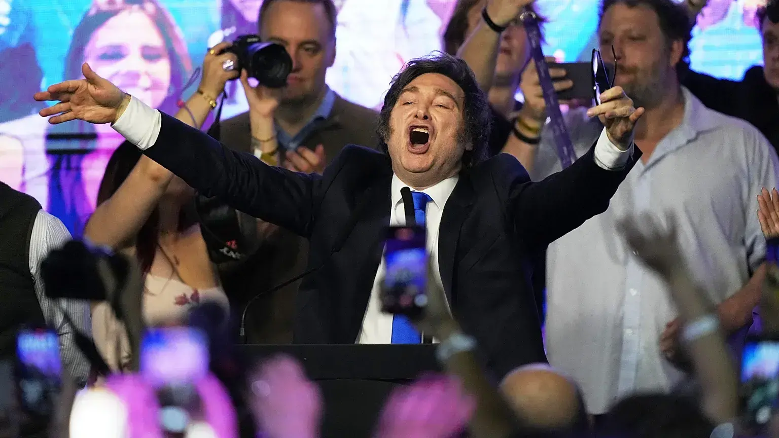 El presidente de Argentina, Javier Milei, celebra tras imponerse en las elecciones legislativas de mitad de mandato en Buenos