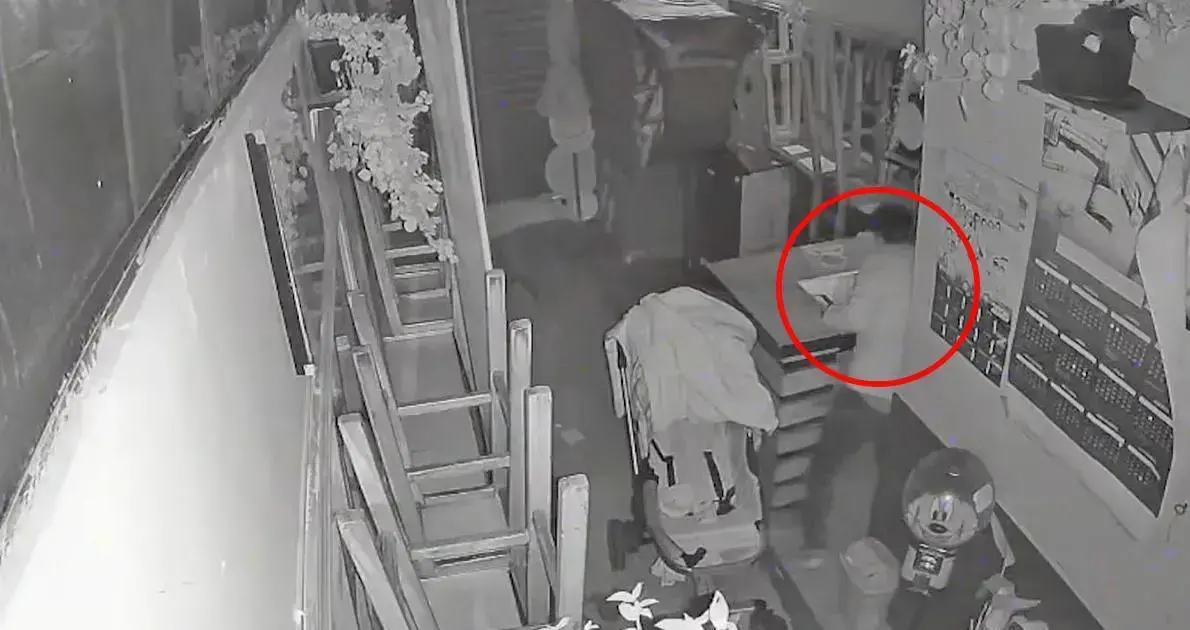 Momento en el que el ladrón rebusca entre las pertenencias