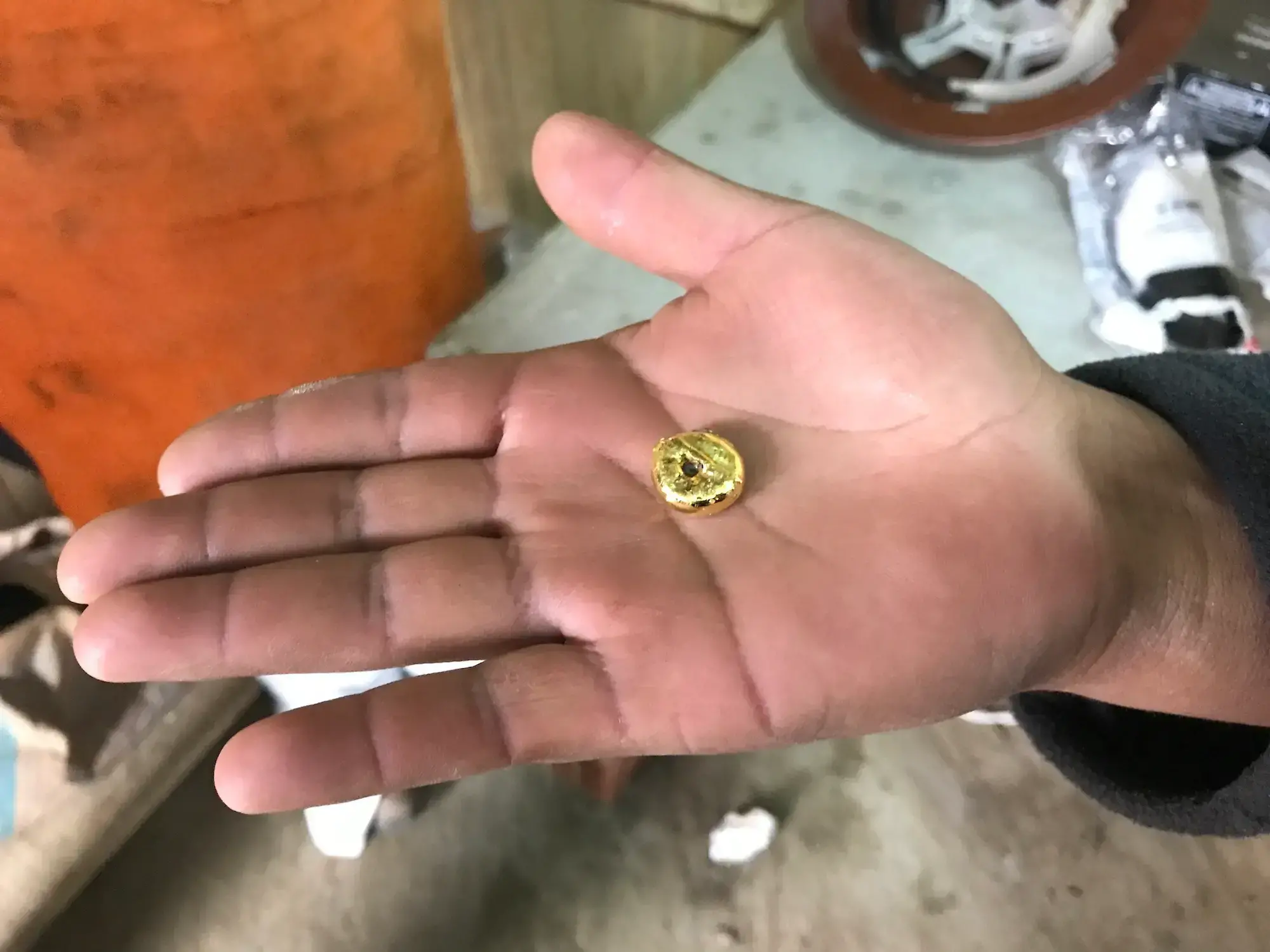 Minero a pequeña escala usando mercurio en una operación minera informal.