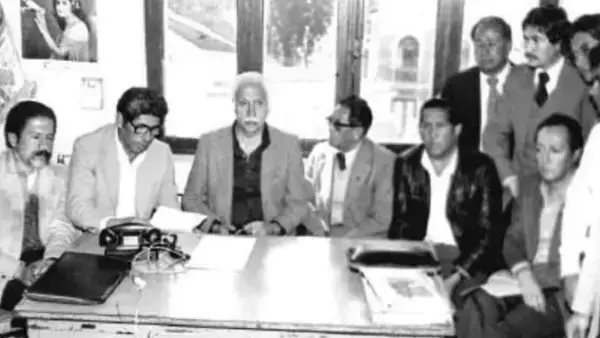 Juan Lechín Oquendo en el centro y otros dirigentes cobistas.