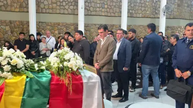 El presidente Rodrigo Paz en el sepelio de su colaborador Mauricio Aramayo.