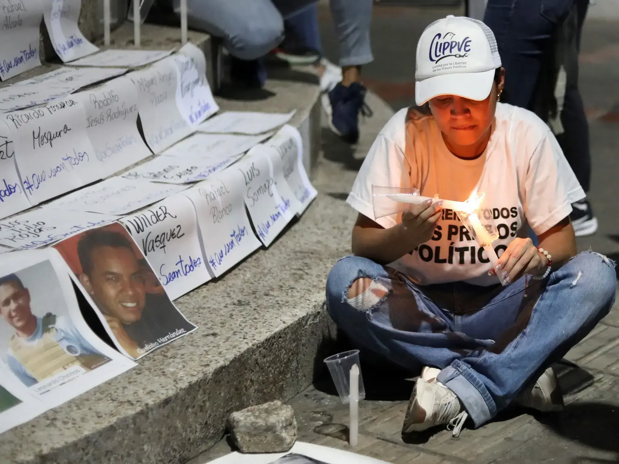 Una persona participa en una vigilia afuera de El Helicoide.