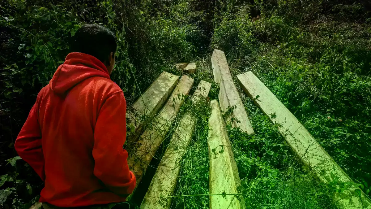 Camiones maniobran en el Parque Industrial de la Bahía de Weda en la provincia de Maluku Norte, Indonesia, en 2024.