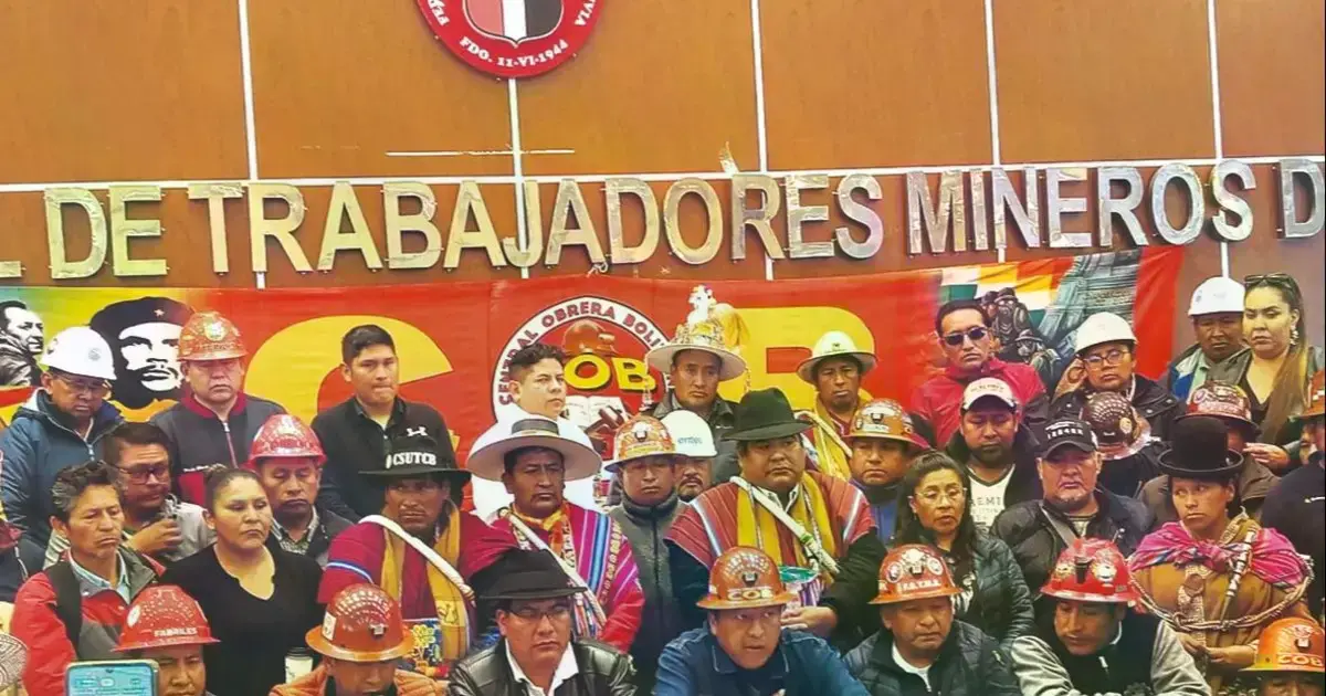 El secretario ejecutivo de la COB, Mario Argollo, anuncia el fin de los conflictos.