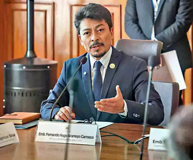 Fernando Aramayo, canciller de Bolivia, en una actividad de su despacho.