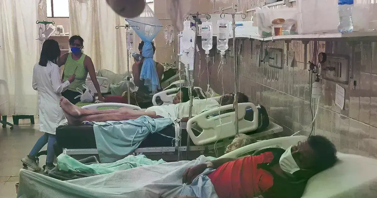 Pacientes reciben atencion en los pasillos del hospital San Juan de Dios.