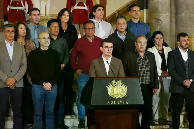 El presidente de Bolivia, Rodrigo Paz, junto a sus ministros.